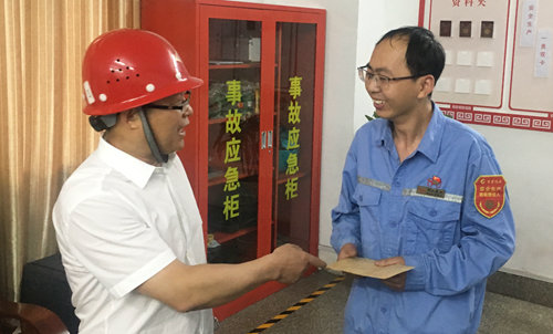 王大真到宜都園區(qū)、股份公司看望慰問(wèn)基層黨員(圖2)