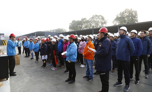 熱火朝天！集團總部140余人到股份公司氯堿分廠開展勞動(圖1)