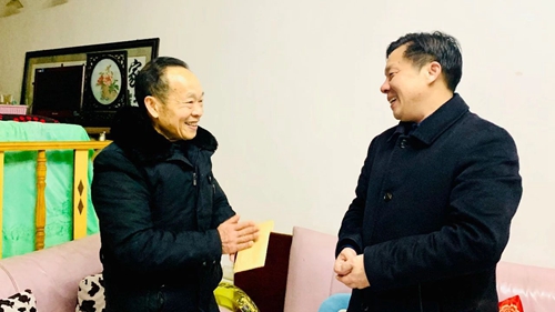 集團領導春節(jié)前走訪慰問一線職工、困難職工和離退休老干部(圖3)