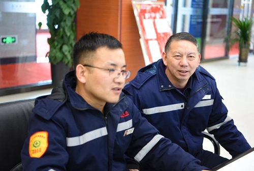 集團領導春節(jié)前走訪慰問一線職工、困難職工和離退休老干部(圖4)