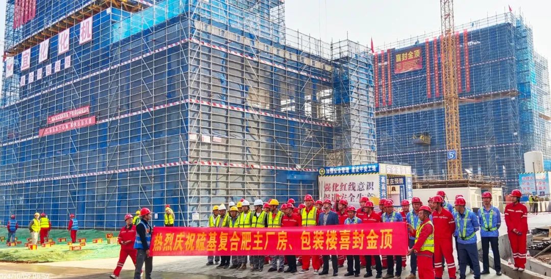 化機(jī)公司黨委書記、董事長(zhǎng)、總經(jīng)理?xiàng)钪袧傻匠琼?xiàng)目現(xiàn)場(chǎng)辦公(圖2)