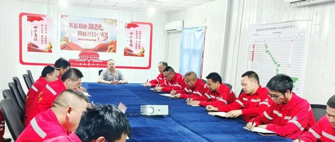 化機(jī)公司黨委書記、董事長(zhǎng)、總經(jīng)理?xiàng)钪袧傻叫陆?xiàng)目部現(xiàn)場(chǎng)辦公